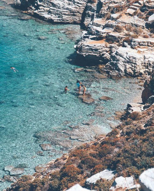 Πολλά μπουκάλια με τάματα που πετούν πιστοί από όλο τον κόσμο στη θάλασσα, έχουν προορισμό αυτό το νησί του Αιγαίου [εικόνες] | iefimerida.gr 16