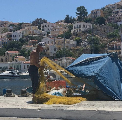 Πολλά μπουκάλια με τάματα που πετούν πιστοί από όλο τον κόσμο στη θάλασσα, έχουν προορισμό αυτό το νησί του Αιγαίου [εικόνες] | iefimerida.gr 2