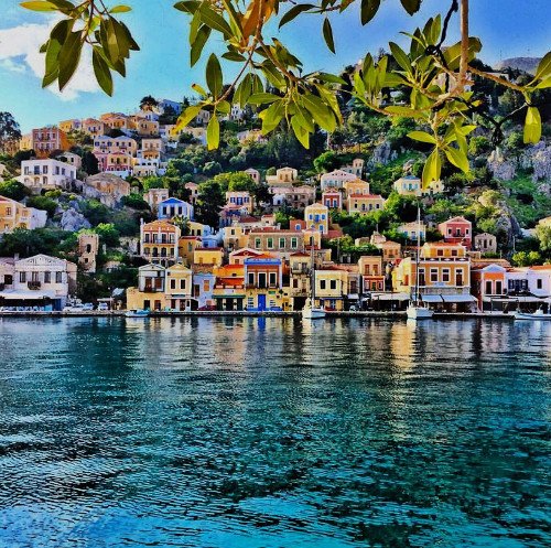 Πολλά μπουκάλια με τάματα που πετούν πιστοί από όλο τον κόσμο στη θάλασσα, έχουν προορισμό αυτό το νησί του Αιγαίου [εικόνες] | iefimerida.gr 3