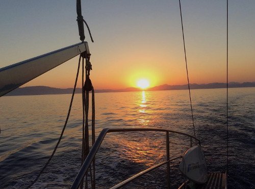 Πολλά μπουκάλια με τάματα που πετούν πιστοί από όλο τον κόσμο στη θάλασσα, έχουν προορισμό αυτό το νησί του Αιγαίου [εικόνες] | iefimerida.gr 4