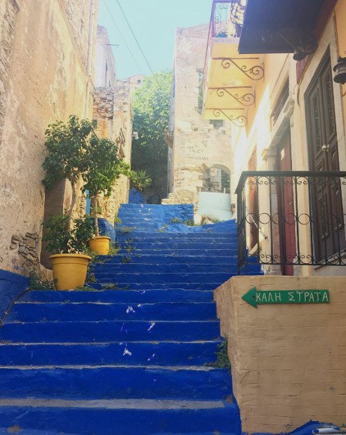 Πολλά μπουκάλια με τάματα που πετούν πιστοί από όλο τον κόσμο στη θάλασσα, έχουν προορισμό αυτό το νησί του Αιγαίου [εικόνες] | iefimerida.gr 5