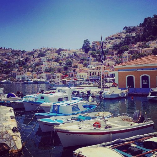 Πολλά μπουκάλια με τάματα που πετούν πιστοί από όλο τον κόσμο στη θάλασσα, έχουν προορισμό αυτό το νησί του Αιγαίου [εικόνες] | iefimerida.gr 6