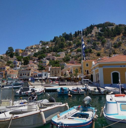 Πολλά μπουκάλια με τάματα που πετούν πιστοί από όλο τον κόσμο στη θάλασσα, έχουν προορισμό αυτό το νησί του Αιγαίου [εικόνες] | iefimerida.gr 7