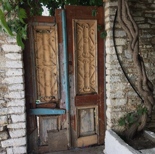 Πολλά μπουκάλια με τάματα που πετούν πιστοί από όλο τον κόσμο στη θάλασσα, έχουν προορισμό αυτό το νησί του Αιγαίου [εικόνες] | iefimerida.gr 8