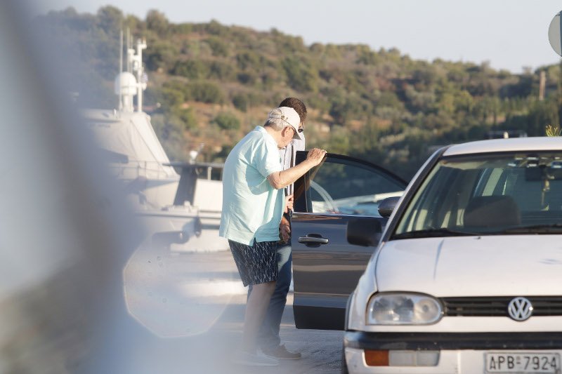 Ο τέως, Κωνσταντίνος Γλίξμπουργκ, με το μαγιό του στο ιστιοφόρο του [εικόνες] | iefimerida.gr 0