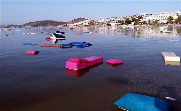 Το τσουνάμι παρέσυρε τα πάντα στην Αλικαρνασσό -Γέμισε η θάλασσα ξαπλώστρες και στρώματα [εικόνες] | iefimerida.gr 1