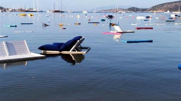 Το τσουνάμι παρέσυρε τα πάντα στην Αλικαρνασσό -Γέμισε η θάλασσα ξαπλώστρες και στρώματα [εικόνες] | iefimerida.gr 0