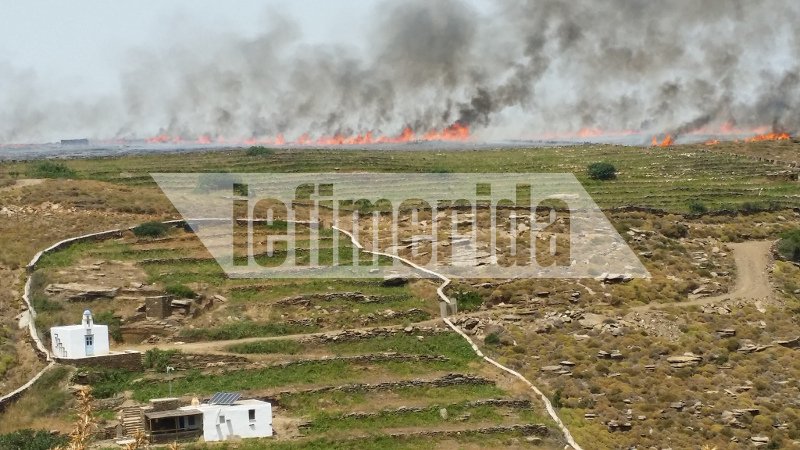Φωτιά στην Τήνο δίπλα σε σπίτια και εκκλησίες [εικόνες] | iefimerida.gr 3
