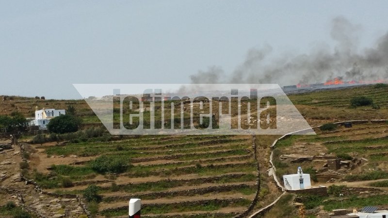 Φωτιά στην Τήνο δίπλα σε σπίτια και εκκλησίες [εικόνες] | iefimerida.gr 1