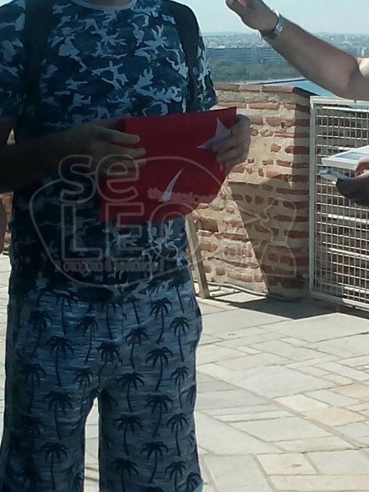 Τούρκοι προσπάθησαν να φωτογραφηθούν με την τουρκική σημαία στον Λευκό Πύργο [εικόνες] | iefimerida.gr 1