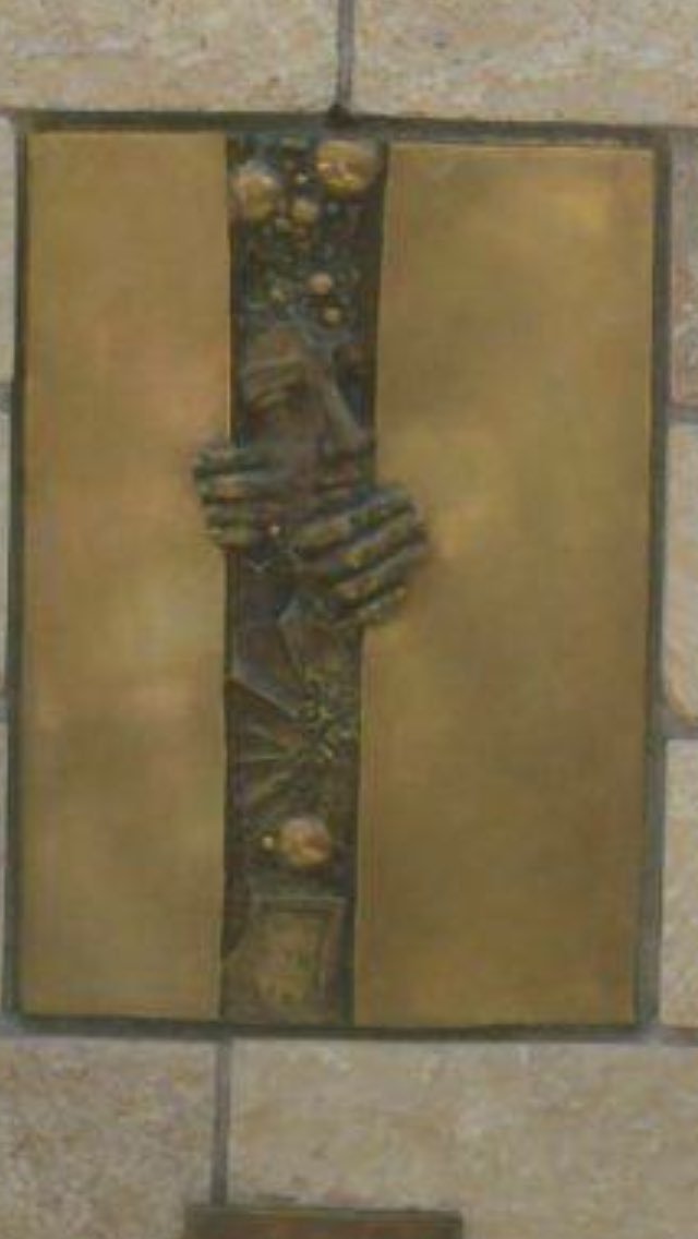 «Σπρώχτε ρε, όλοι να διοριστούμε!» -Το Twitter γελάει με το Μνημείο της ΕΡΤ [εικόνες] | iefimerida.gr 4