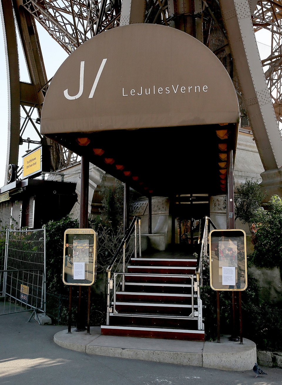 Μπριζίτ και Μελάνια «καίνε» το Παρίσι, στα κόκκινα και λευκά [εικόνες] | iefimerida.gr 15