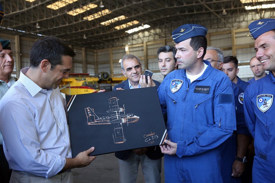 «Αστειάκια» Τσίπρα στους πυροσβέστες: Δουλεύετε μέσα στον τσίγκο... [εικόνες] | iefimerida.gr 0