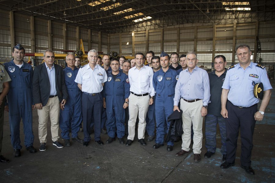 «Αστειάκια» Τσίπρα στους πυροσβέστες: Δουλεύετε μέσα στον τσίγκο... [εικόνες] | iefimerida.gr 2