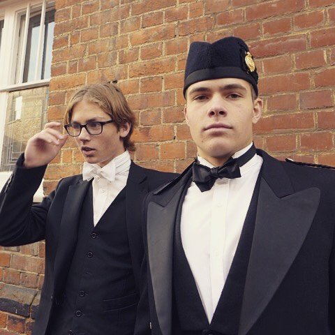 Η Βρετανία «λιώνει» για τον ανιψιό της βασίλισσας Ελισάβετ -18χρονος, με κορμί φέτες [εικόνες] | iefimerida.gr 0