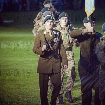 Η Βρετανία «λιώνει» για τον ανιψιό της βασίλισσας Ελισάβετ -18χρονος, με κορμί φέτες [εικόνες] | iefimerida.gr 1