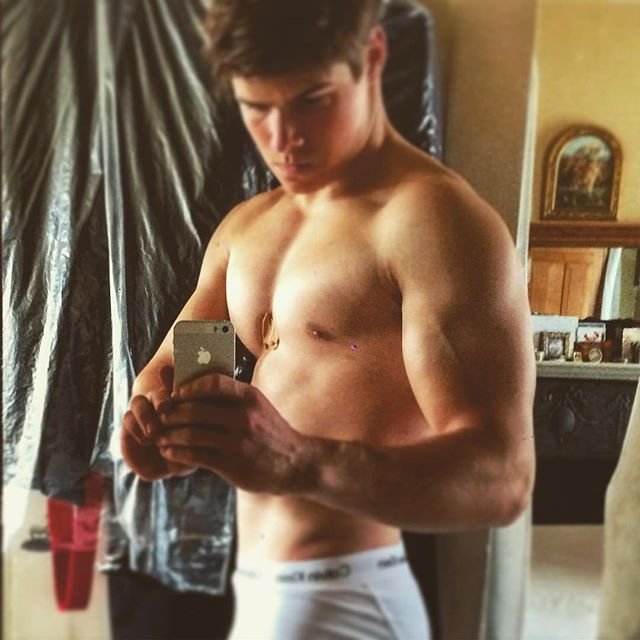 Η Βρετανία «λιώνει» για τον ανιψιό της βασίλισσας Ελισάβετ -18χρονος, με κορμί φέτες [εικόνες] | iefimerida.gr 2