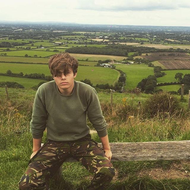 Η Βρετανία «λιώνει» για τον ανιψιό της βασίλισσας Ελισάβετ -18χρονος, με κορμί φέτες [εικόνες] | iefimerida.gr 3