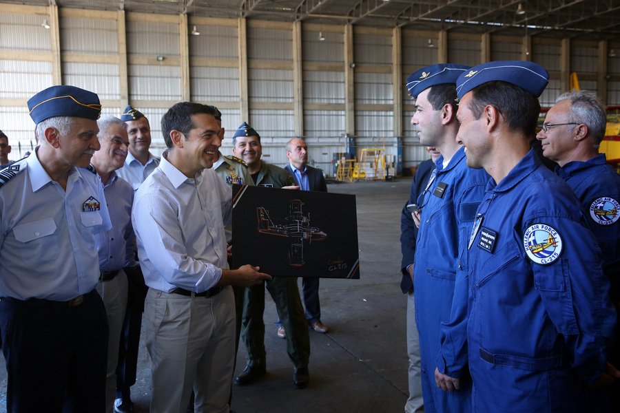 «Αστειάκια» Τσίπρα στους πυροσβέστες: Δουλεύετε μέσα στον τσίγκο... [εικόνες] | iefimerida.gr 1