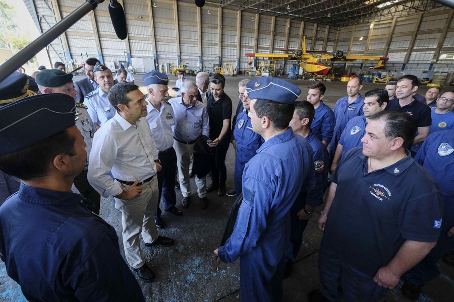 «Αστειάκια» Τσίπρα στους πυροσβέστες: Δουλεύετε μέσα στον τσίγκο... [εικόνες] | iefimerida.gr 3