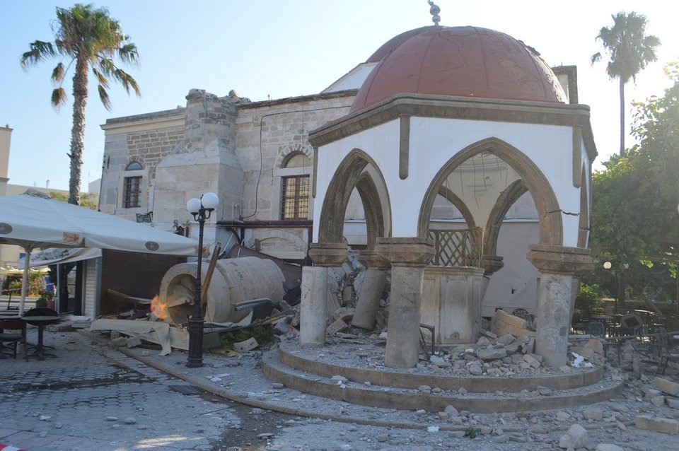 Καταστράφηκε το Ιερό του Μητροπολιτικού Ναού του Αγ. Νικολάου και το τζαμί στην Κω -Η ιστορία τους [εικόνες] | iefimerida.gr 8