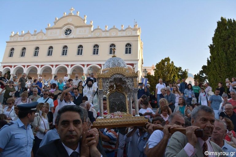 Στην Τήνο για να λειτουργηθεί η Βασιλική Θάνου [εικόνες] | iefimerida.gr 9