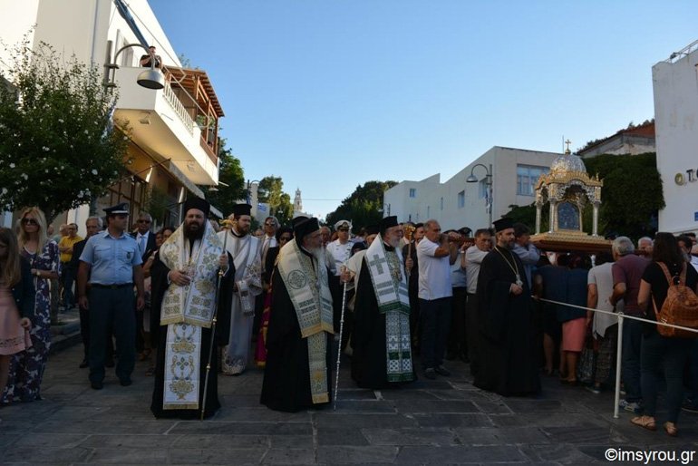 Στην Τήνο για να λειτουργηθεί η Βασιλική Θάνου [εικόνες] | iefimerida.gr 5