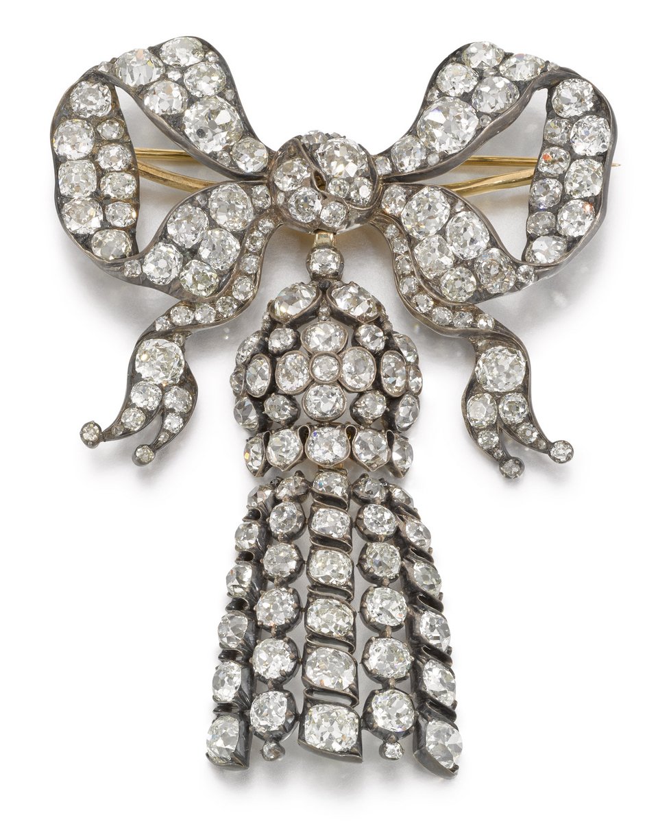 Στο σφυρί κοσμήματα, περούκες και φορέματα της θρυλικής Σκάρλετ Ο'Χάρα [εικόνες & βίντεο]  | iefimerida.gr 6