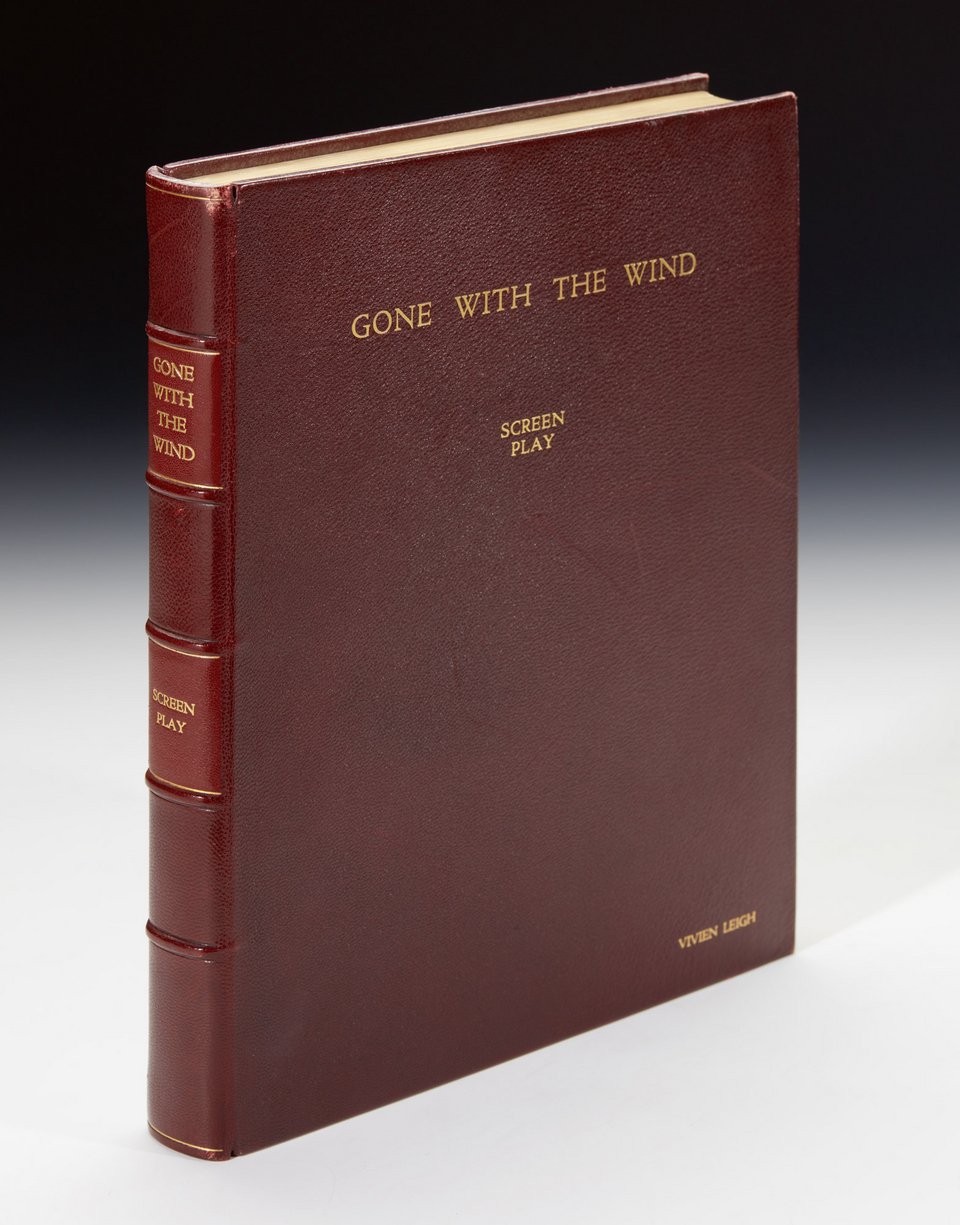 Στο σφυρί κοσμήματα, περούκες και φορέματα της θρυλικής Σκάρλετ Ο'Χάρα [εικόνες & βίντεο]  | iefimerida.gr 0