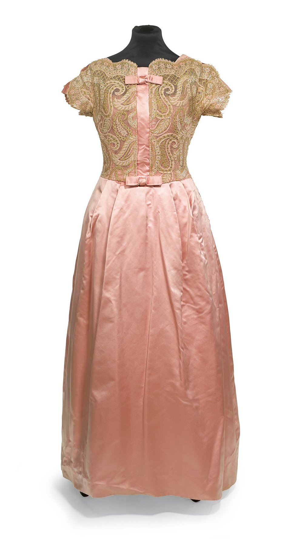 Στο σφυρί κοσμήματα, περούκες και φορέματα της θρυλικής Σκάρλετ Ο'Χάρα [εικόνες & βίντεο]  | iefimerida.gr 4