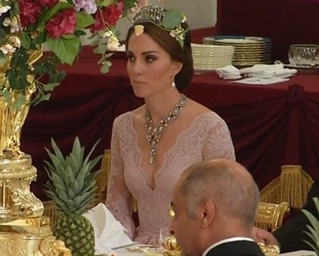 Η Κέιτ Μίντλετον έκανε την πιο σέξι εμφάνισή της (από τότε που παντρεύτηκε) -Στο Μπάκιγχαμ με βαθύ ντεκολτέ [εικόνα] | iefimerida.gr 0