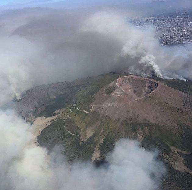 Στις φλόγες ο Βεζούβιος – Πανικός στη Νάπολη [εικόνες & βίντεο]  | iefimerida.gr 10