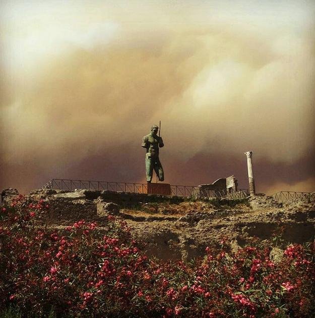 Στις φλόγες ο Βεζούβιος – Πανικός στη Νάπολη [εικόνες & βίντεο]  | iefimerida.gr 0