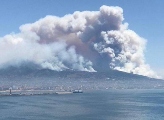 Στις φλόγες ο Βεζούβιος – Πανικός στη Νάπολη [εικόνες & βίντεο]  | iefimerida.gr 6