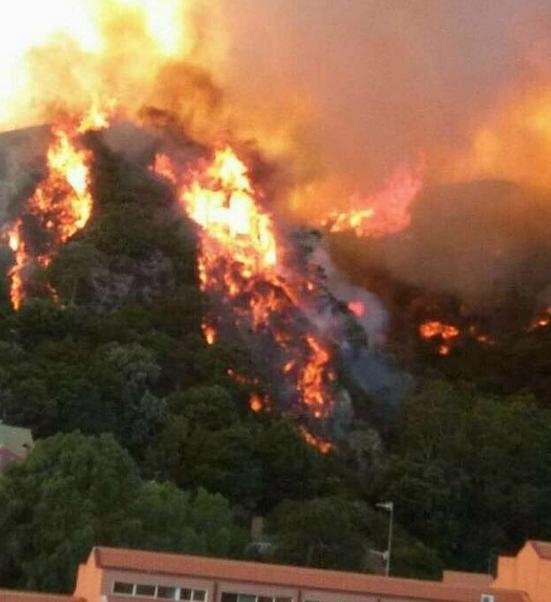 Στις φλόγες ο Βεζούβιος – Πανικός στη Νάπολη [εικόνες & βίντεο]  | iefimerida.gr 8