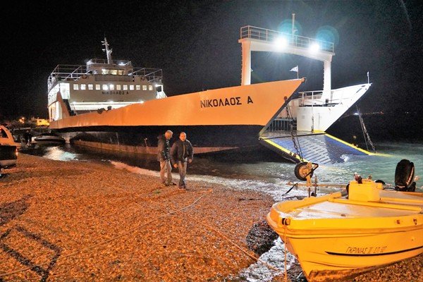 Βάρκες βγήκαν στη στεριά στο Ρίο, λύθηκαν τα φεριμπότ -Σάρωσε την περιοχή η «Μέδουσα» [εικόνες & βίντεο] | iefimerida.gr 6