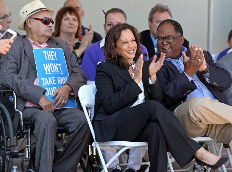 Καμάλα Χάρις: Η όμορφη αφροαμερικανή που θέλει να γίνει πρόεδρος στη θέση του Τραμπ [εικόνες]  | iefimerida.gr 9