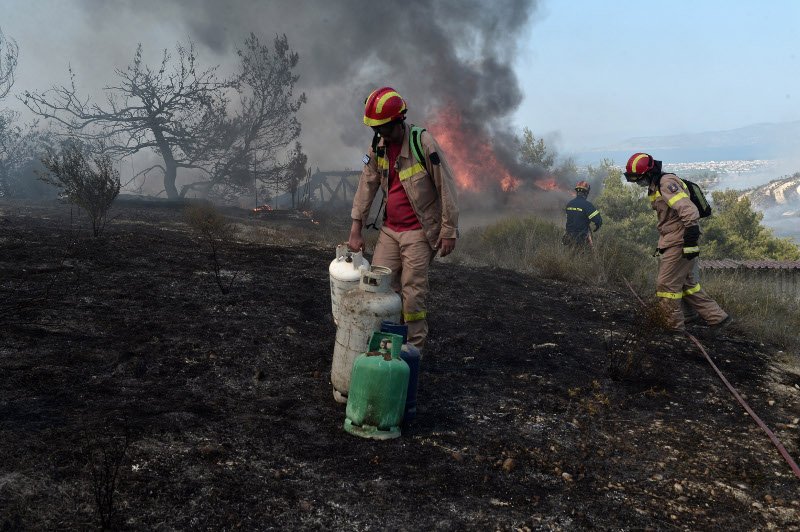 Υπό μερικό έλεγχο η πύρινη κόλαση στην Κορινθία -Κάηκαν σπίτια, 3 πυροσβέστες τραυματίες [εικόνες & βίντεο] | iefimerida.gr 3