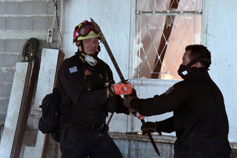 Υπό μερικό έλεγχο η πύρινη κόλαση στην Κορινθία -Κάηκαν σπίτια, 3 πυροσβέστες τραυματίες [εικόνες & βίντεο] | iefimerida.gr 2