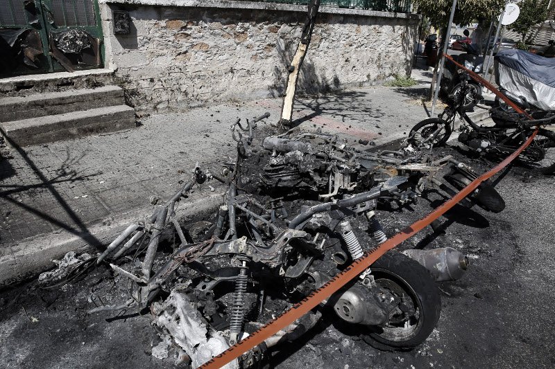 «Καταδρομική» επίθεση στο Α.Τ. Ζωγράφου -«Βροχή» οι μολότοφ, κάηκαν μηχανές και ΙΧ [εικόνες] | iefimerida.gr 0