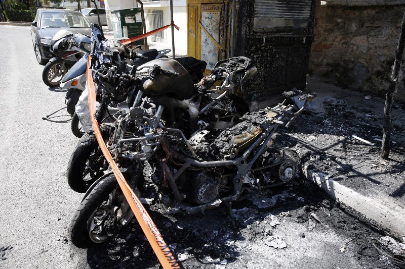 «Καταδρομική» επίθεση στο Α.Τ. Ζωγράφου -«Βροχή» οι μολότοφ, κάηκαν μηχανές και ΙΧ [εικόνες] | iefimerida.gr 1