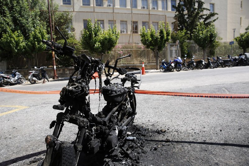 «Καταδρομική» επίθεση στο Α.Τ. Ζωγράφου -«Βροχή» οι μολότοφ, κάηκαν μηχανές και ΙΧ [εικόνες] | iefimerida.gr 2