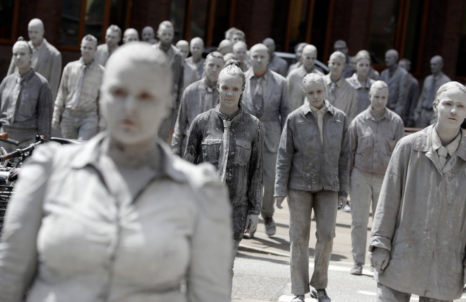 Στο Αμβούργο ο Τραμπ -Τον υποδέχονται διαδηλωτές... ζόμπι: «Καλώς ήλθατε στην κόλαση» [βίντεο] | iefimerida.gr 1