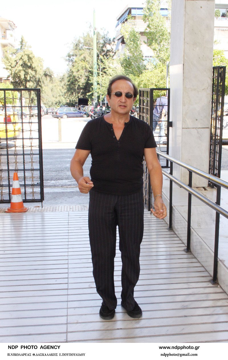 Φίλοι, συγγενείς και συνάδελφοι ηθοποιοί είπαν το τελευταίο αντίο στον Τάκη Εμμανουήλ [εικόνες] | iefimerida.gr 4