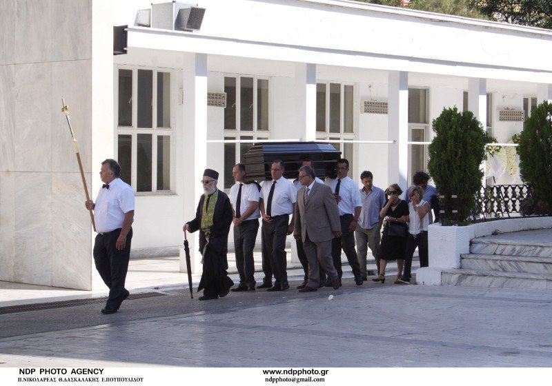 Φίλοι, συγγενείς και συνάδελφοι ηθοποιοί είπαν το τελευταίο αντίο στον Τάκη Εμμανουήλ [εικόνες] | iefimerida.gr 0