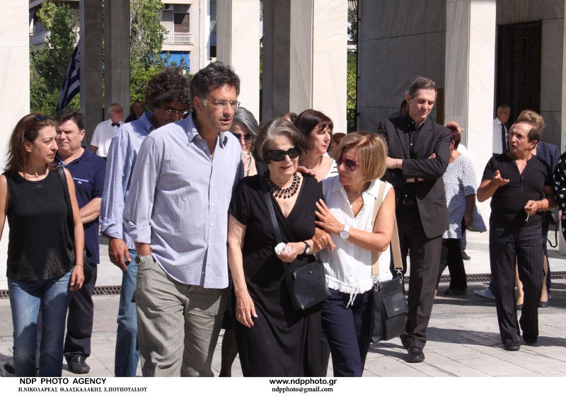 Φίλοι, συγγενείς και συνάδελφοι ηθοποιοί είπαν το τελευταίο αντίο στον Τάκη Εμμανουήλ [εικόνες] | iefimerida.gr 1