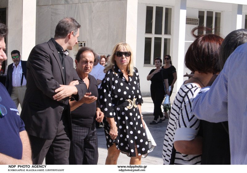 Φίλοι, συγγενείς και συνάδελφοι ηθοποιοί είπαν το τελευταίο αντίο στον Τάκη Εμμανουήλ [εικόνες] | iefimerida.gr 5