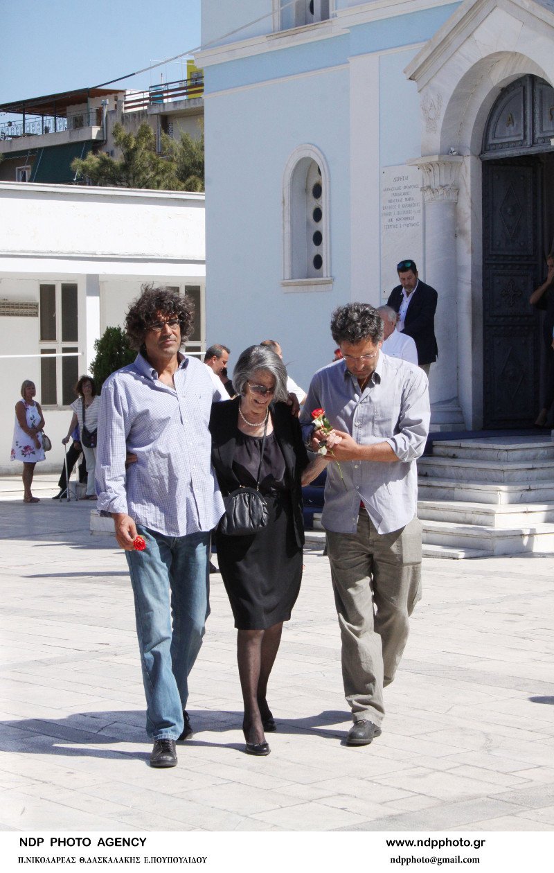 Φίλοι, συγγενείς και συνάδελφοι ηθοποιοί είπαν το τελευταίο αντίο στον Τάκη Εμμανουήλ [εικόνες] | iefimerida.gr 3