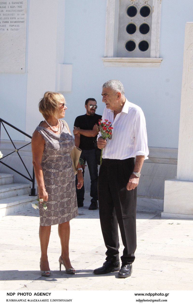 Φίλοι, συγγενείς και συνάδελφοι ηθοποιοί είπαν το τελευταίο αντίο στον Τάκη Εμμανουήλ [εικόνες] | iefimerida.gr 6
