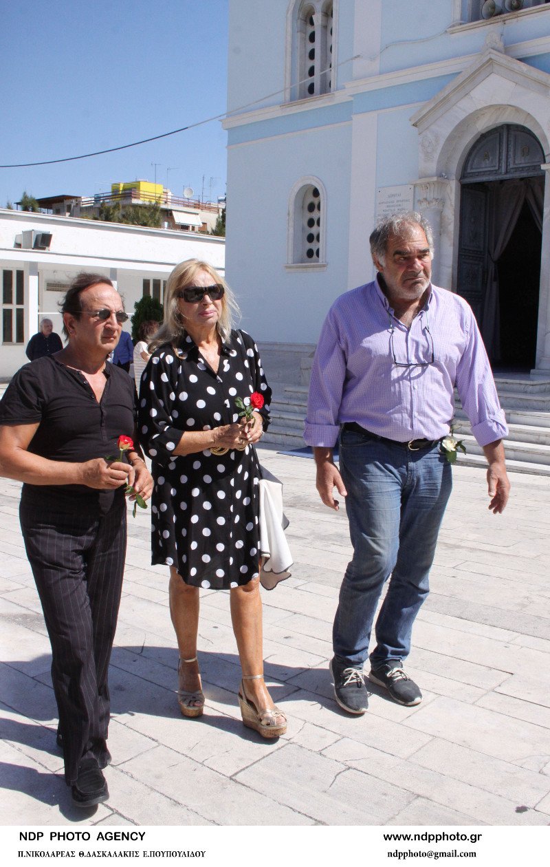 Φίλοι, συγγενείς και συνάδελφοι ηθοποιοί είπαν το τελευταίο αντίο στον Τάκη Εμμανουήλ [εικόνες] | iefimerida.gr 7